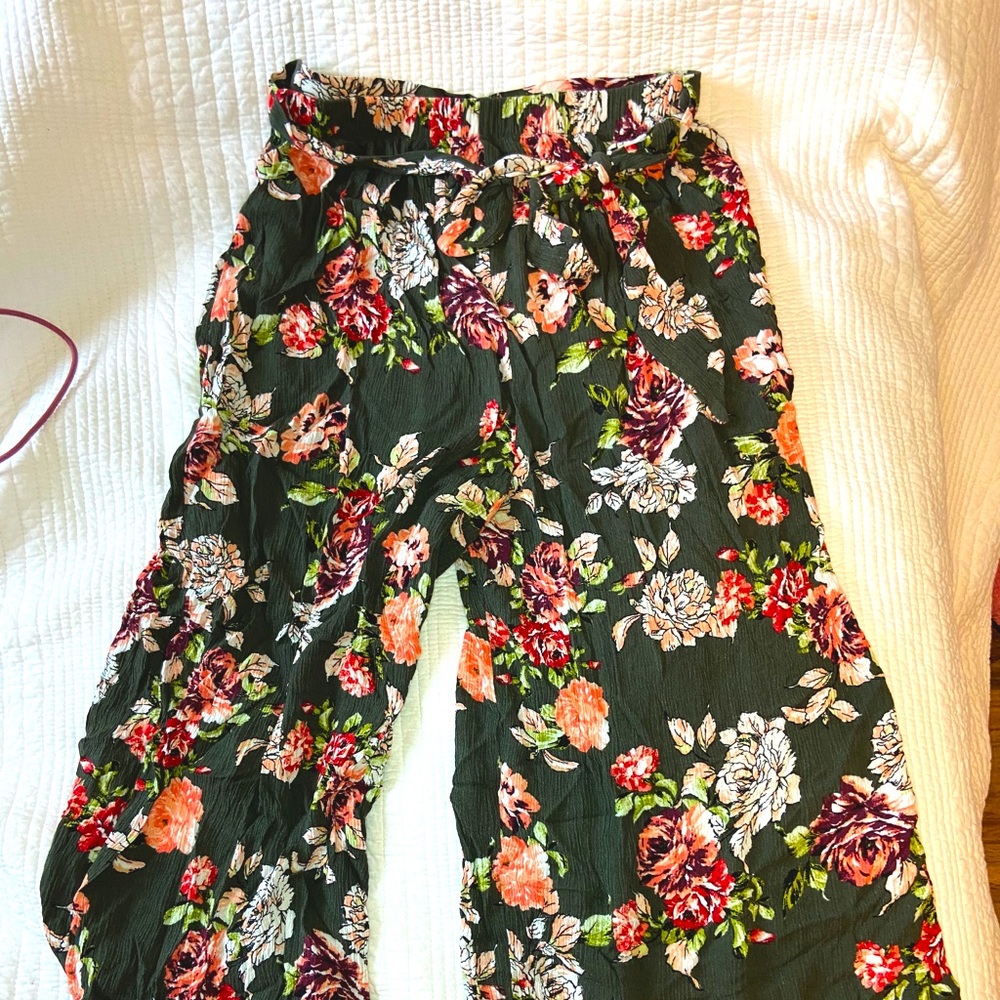 Flowery flow out pants